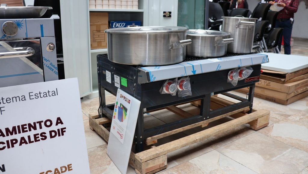 Angélica Hernández entregó equipamiento a Estancia de Día