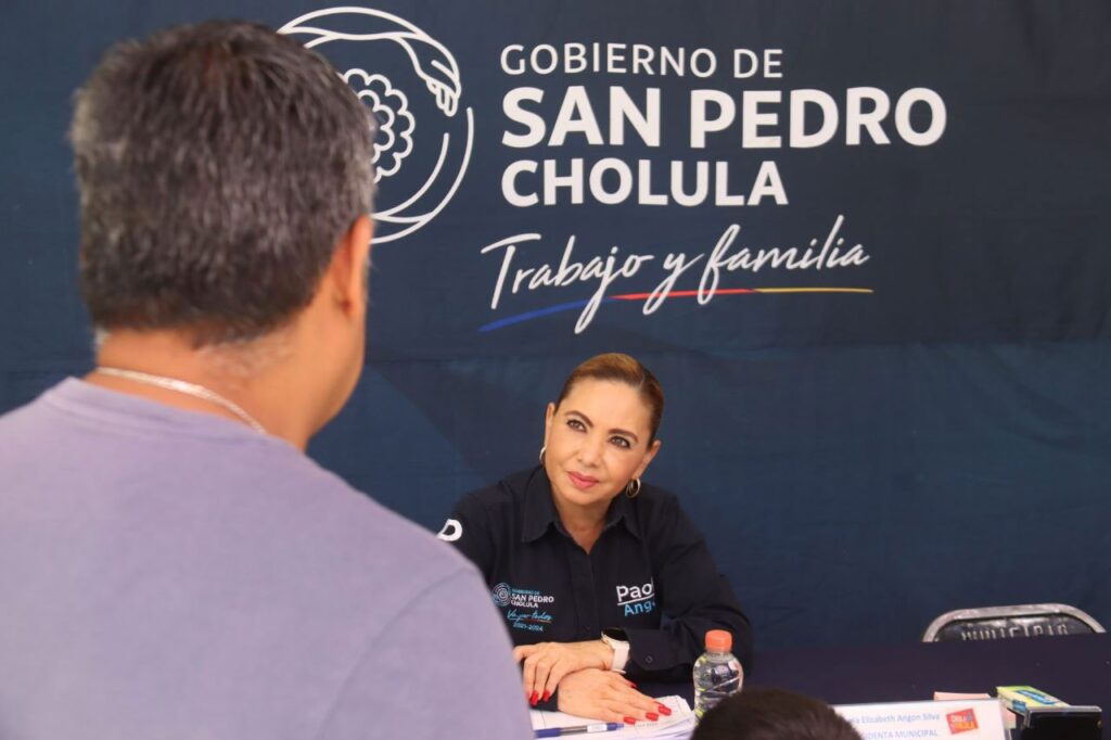 Paola Angon encabeza martes ciudadano, brindando acompañamiento en sus trámites a las familias