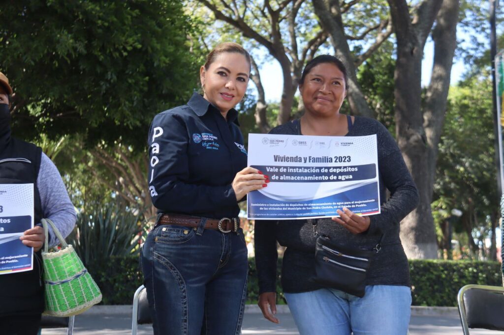 Paola Angon entrega 500 depósitos de agua para abastecer a igual número de familias