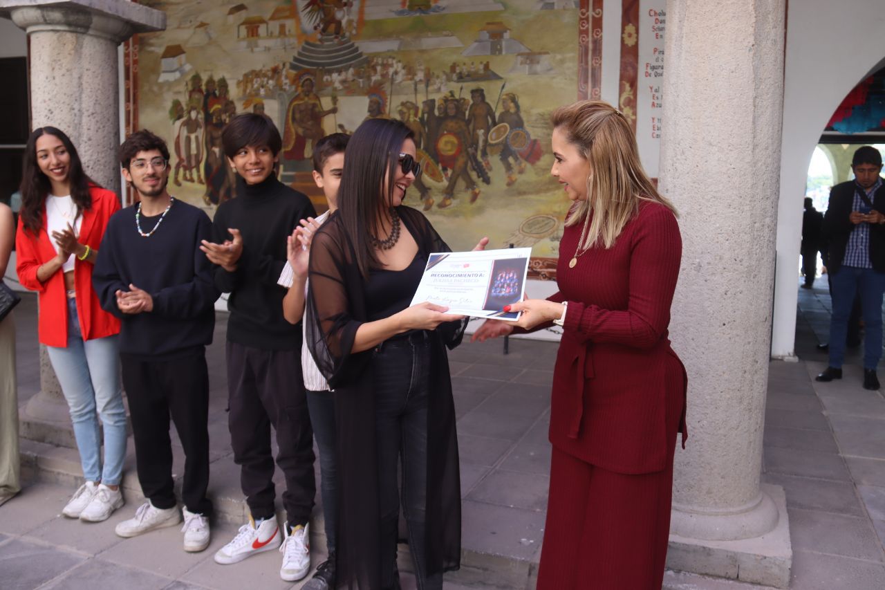 Paola Angon encabeza ceremonia por el 202 aniversario de la consumación de la independencia