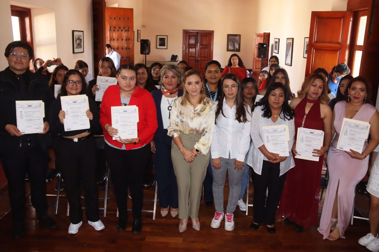 Paola Angon y María de la Barreda entregan certificados a egresados de CECADE