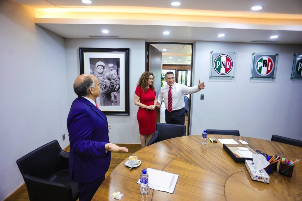 Alejandro Moreno da la bienvenida a la senadora Nancy de la Sierra a la bancada del PRI
