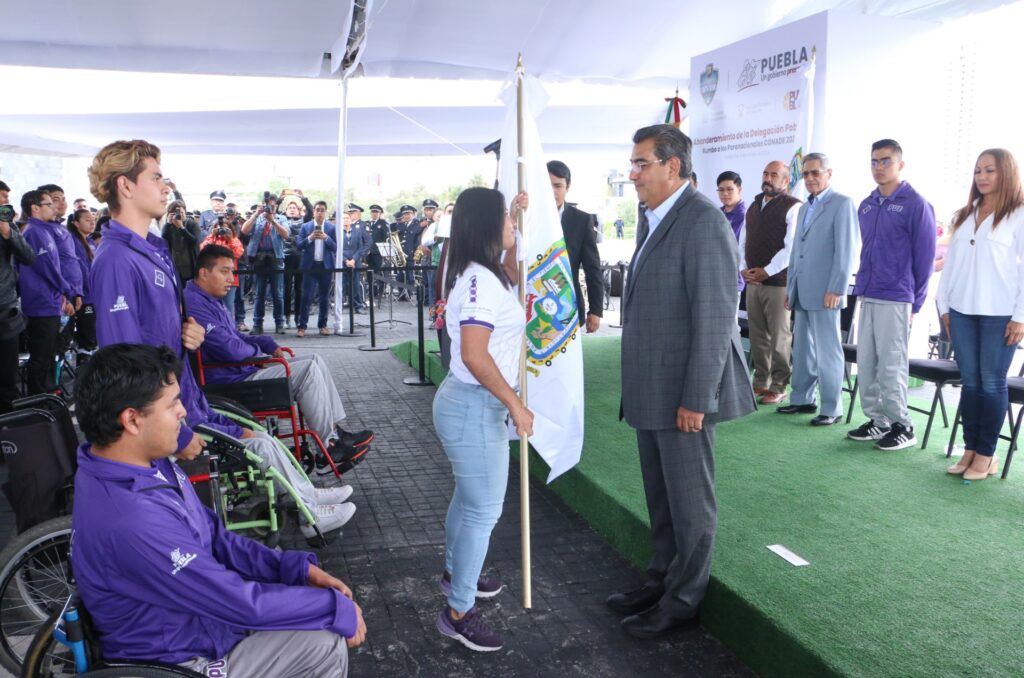 Sergio Salomón abandera a la delegación poblana que participará en los paranacionales 2023