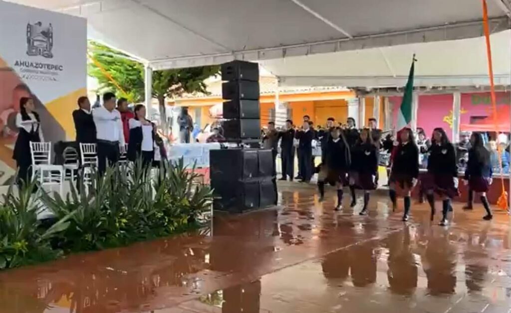 De risa loca: Presidente de Ahuazotepec, César Ramírez, da su 2do informe de “gobierno”…en un recinto inundado y con baños apestosos