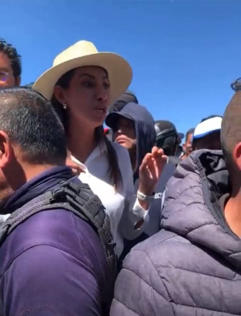 Vecinos abuchean y corren a Angélica Alvarado por construcción de Casas Ara