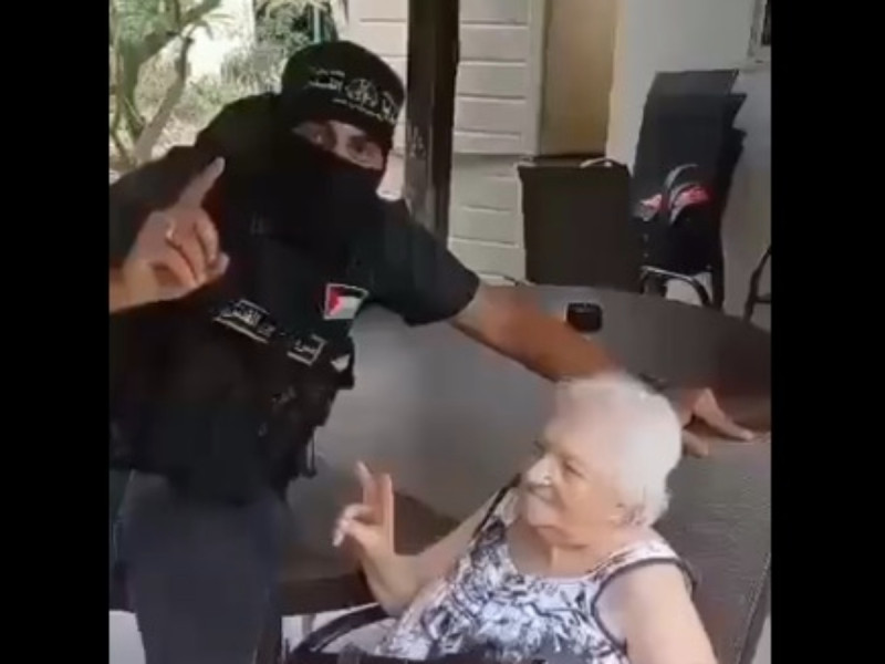 Guerra Israel-Gaza: Posan con anciana como rehén con ametralladora en las manos