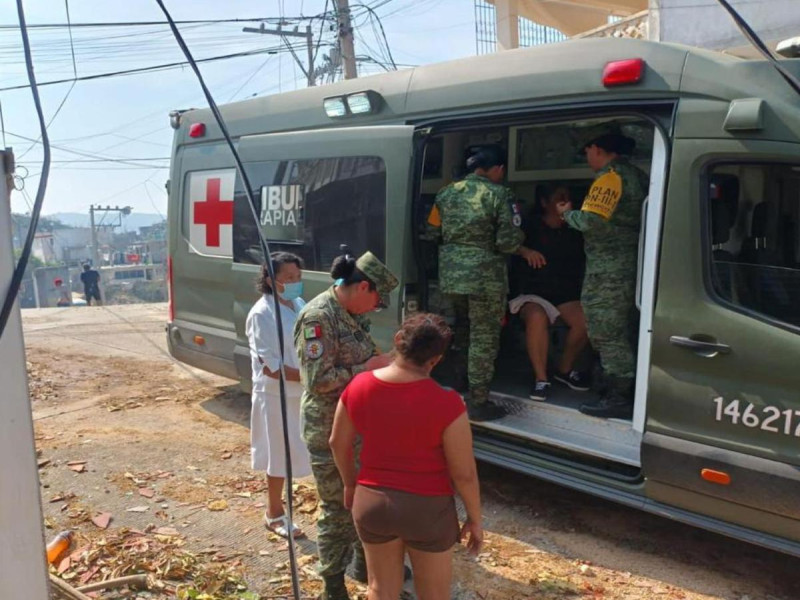 Personal médico de Sedena atiende a población afectada por ‘Otis’ en Guerrero