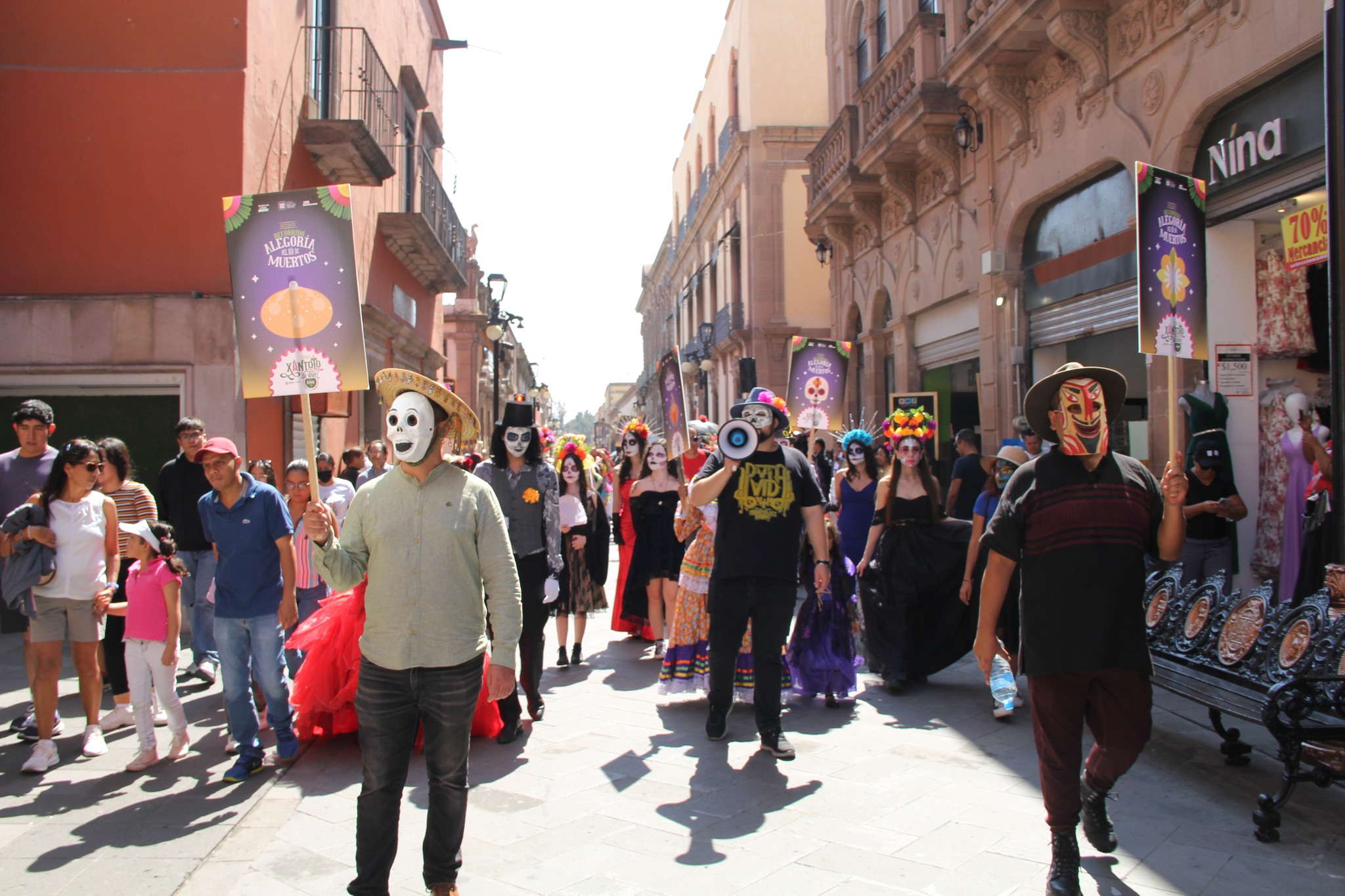 Público participa en el efervescente recorrido “Alegoría del Día de Muertos”