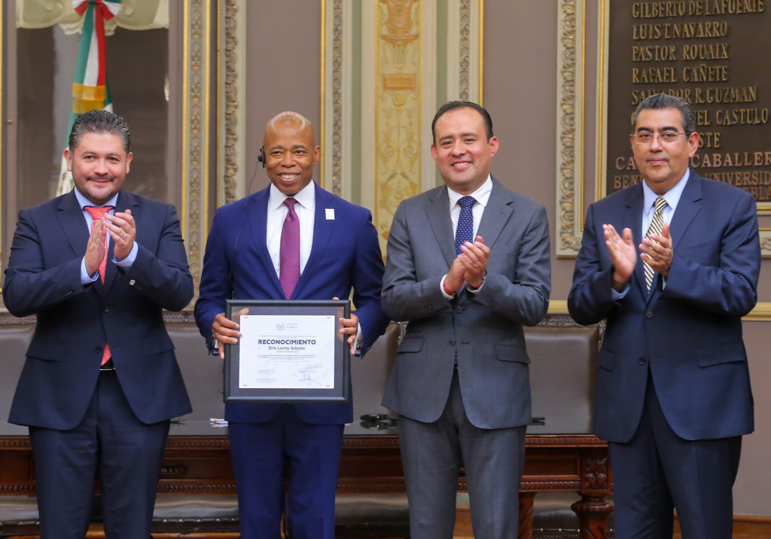 Por su trabajo a favor de los migrantes, Sergio Salomón y Eduardo Castillo entregan reconocimiento al alcalde de Nueva York