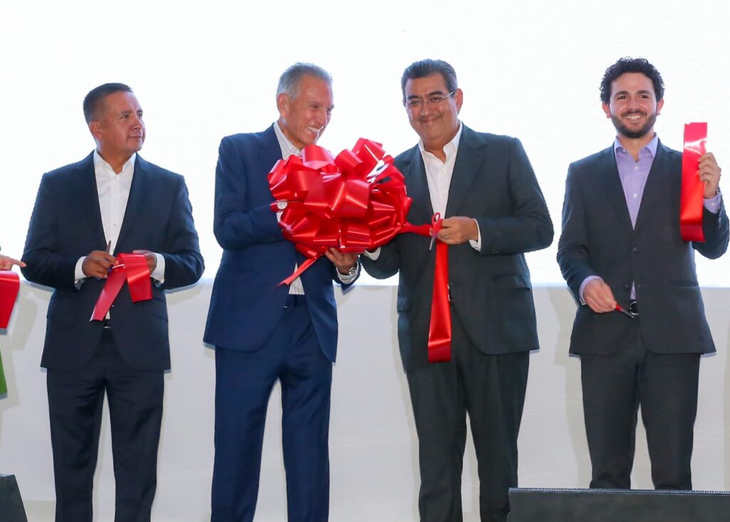 Sergio Salomón inauguró la agencia automotriz BYD