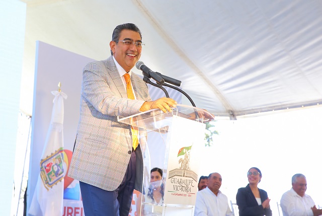 El gobernador Sergio Salomón asiste a informes de gobierno de los alcaldes Aurelio Flores Solano y Raúl Pineda Raygoza