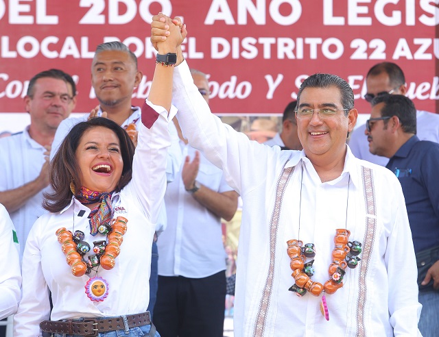 Gobernador Sergio Salomón asistió al Informe de Actividades del Segundo Año Legislativo de la diputada local, Azucena Rosas Tapia