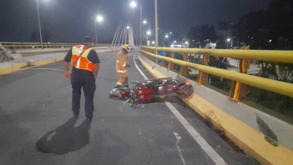Muere pareja de motociclistas al derrapar en San Andrés Cholula