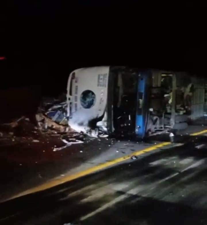 Video: Mueren 17 indocumentados y más de 20 lesionados en volcadura en la Cuacnopalan-Oaxaca