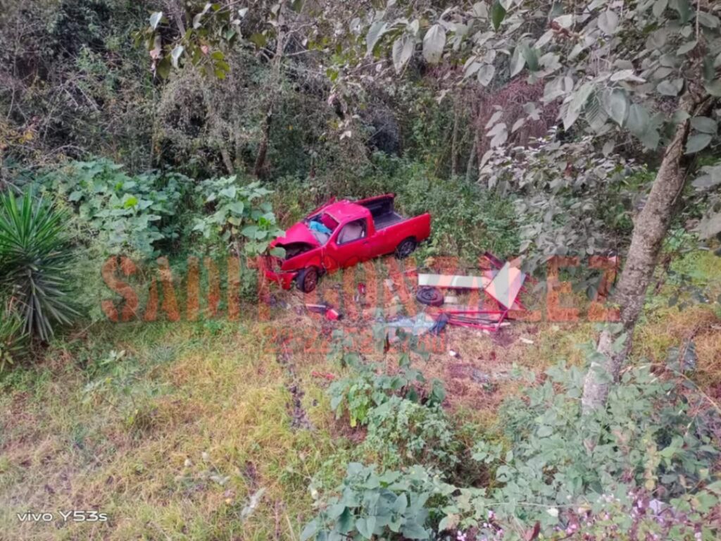 2 muertos al caer camioneta a barranca de Zacapoaxtla