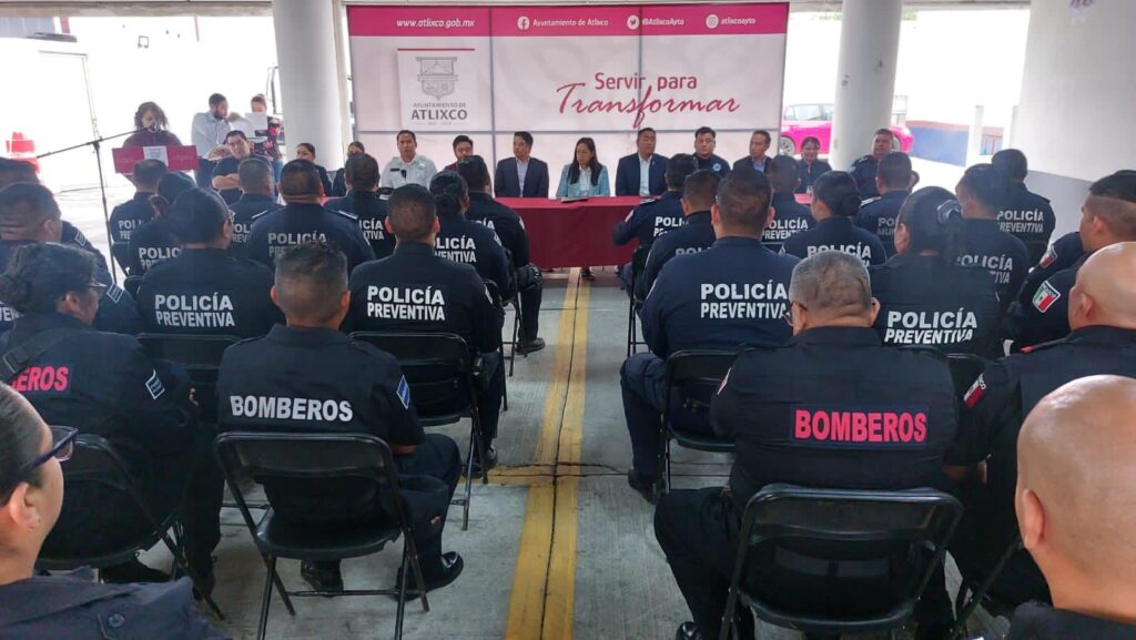 Desde Atlixco: Ariadna Ayala entrega estímulos a policías
