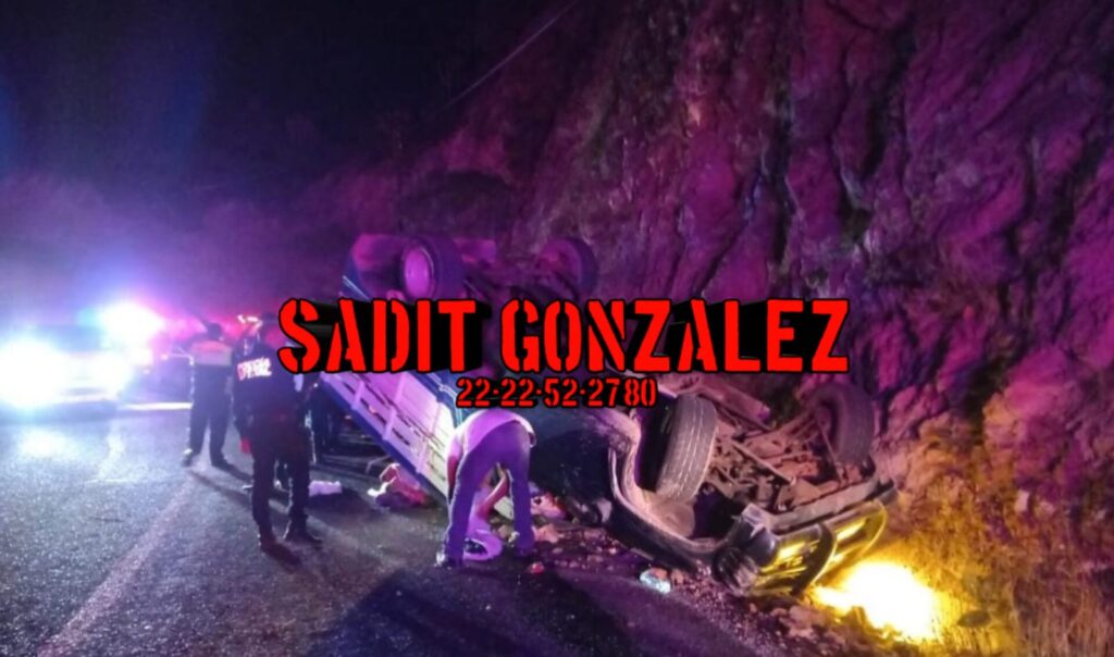 Seis lesionados en volcadura de camioneta en Coxcatlán