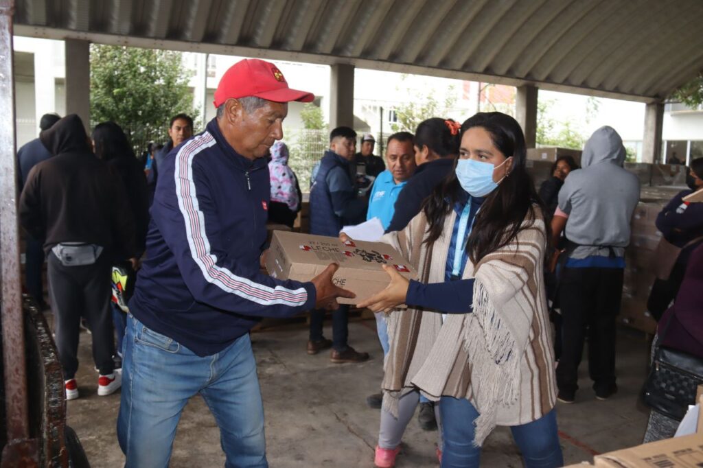 Paola Angon y María de la Barreda entregan desayunos en 33 escuelas de San Pedro Cholula