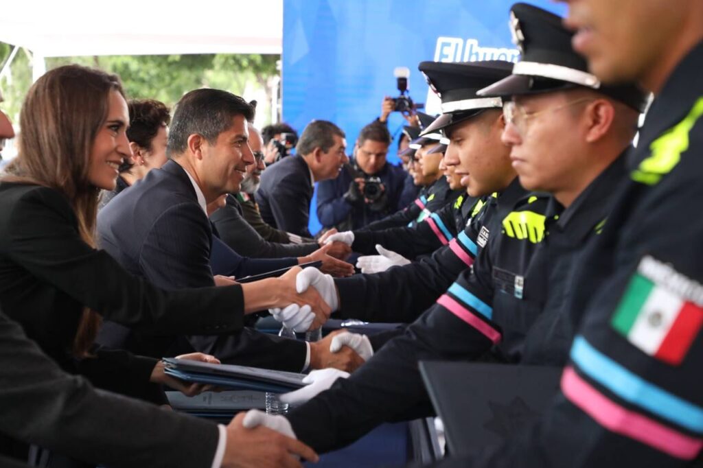 Eduardo Rivera encabeza graduación de 27 policías