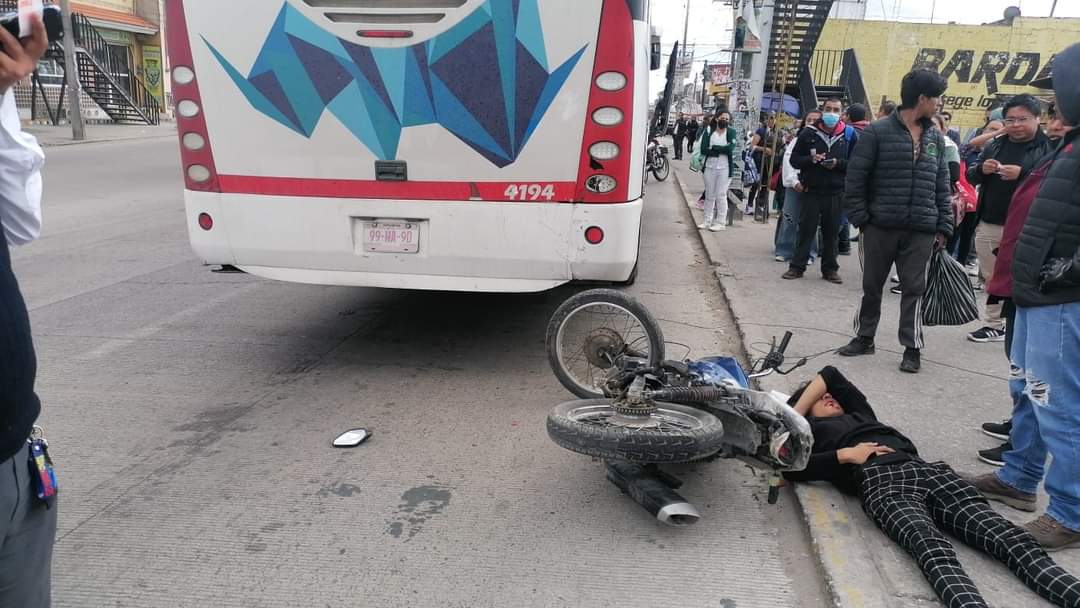 Motociclista se impactó atrás de unidad de transporte público en Amozoc