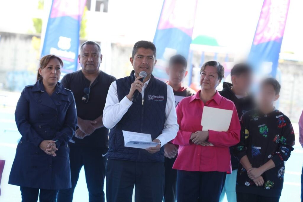 Eduardo Rivera entrega rehabilitación del campo deportivo El Cobre