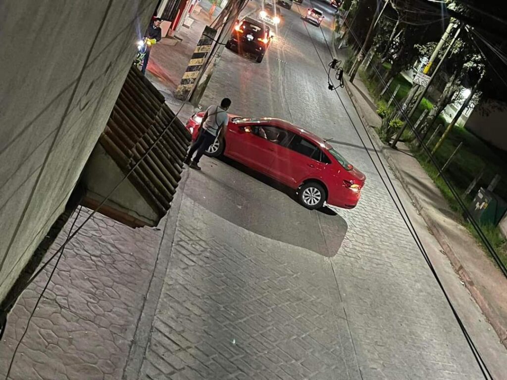 Presuntamente ebria, mujer se estampa contra poste en Huauchinango