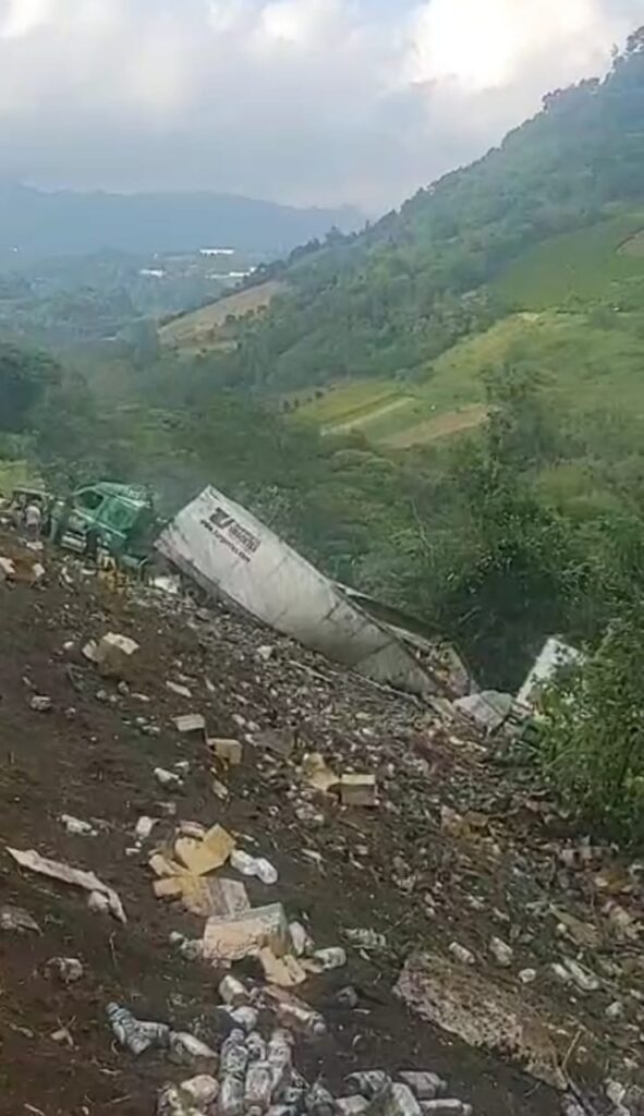 Fotonota: Camionero lesionado por accidente en la México Tuxpan