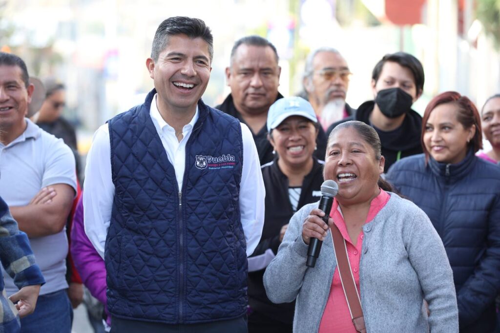 En Lomas de San Valentín, Eduardo Rivera entregó más calles pavimentadas