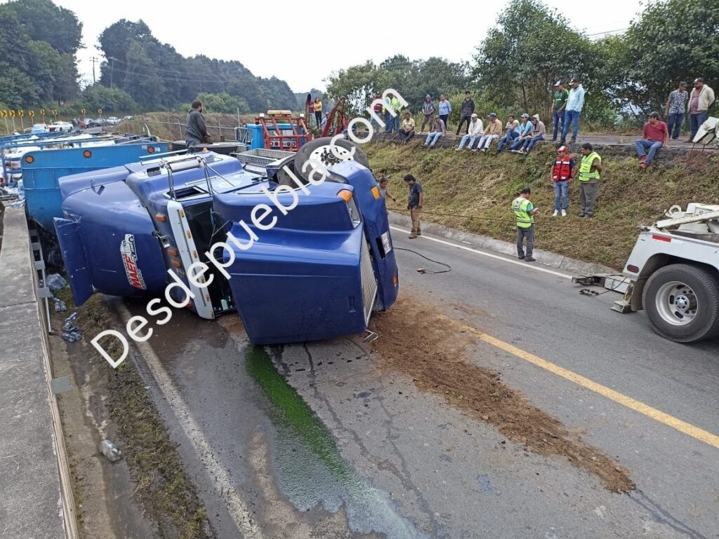 Volcadura de camión en la México-Tuxpan