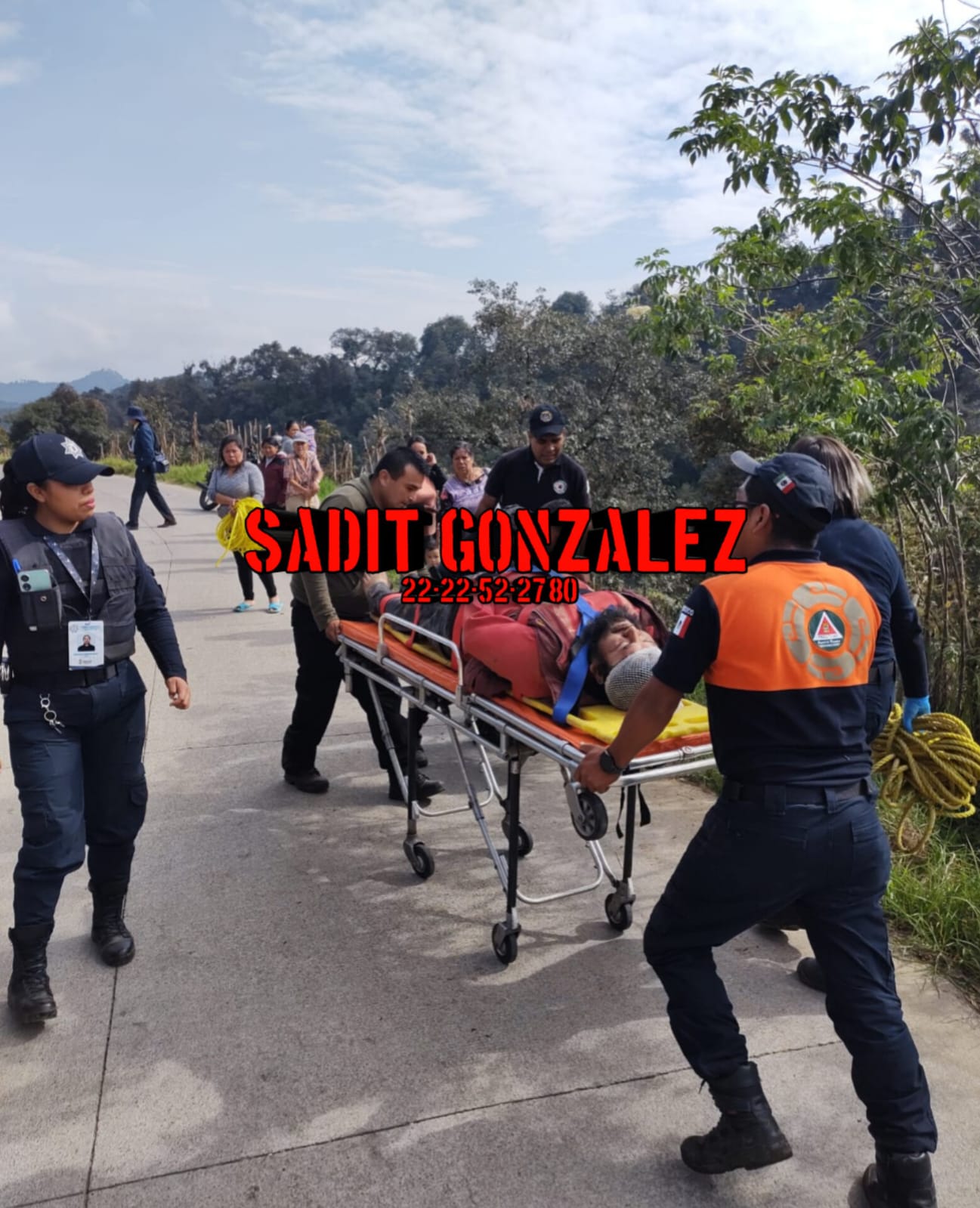 Se salva de milagro al caer con su motocicleta a una barranca de más de 100 metros en Teziutlán