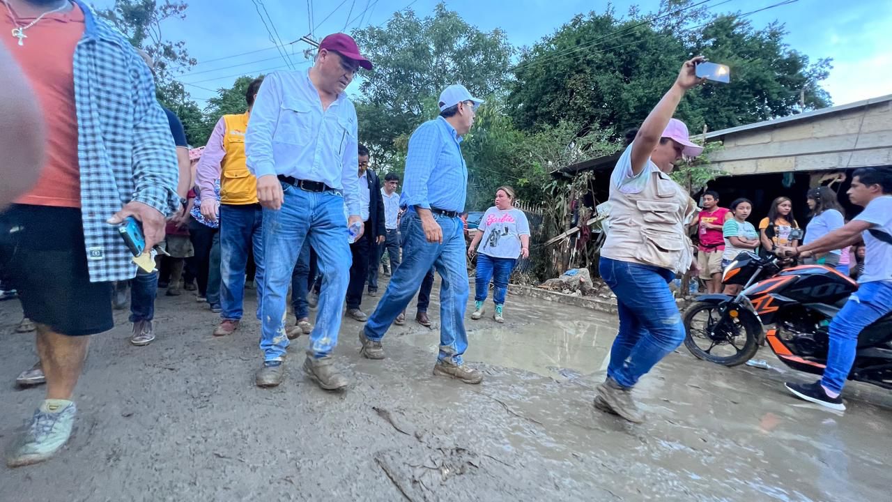 Video desde Puebla: Sergio Salomón recorrió zona afectada por fenómeno natural en la Sierra Norte