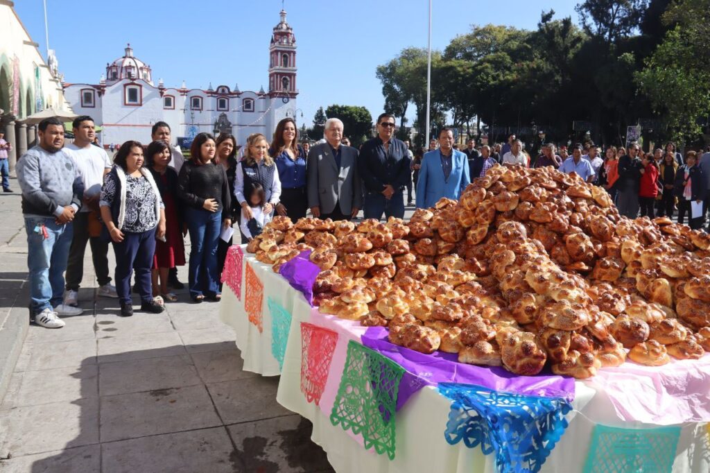 En San Pedro Cholula comen hojaldra monumental