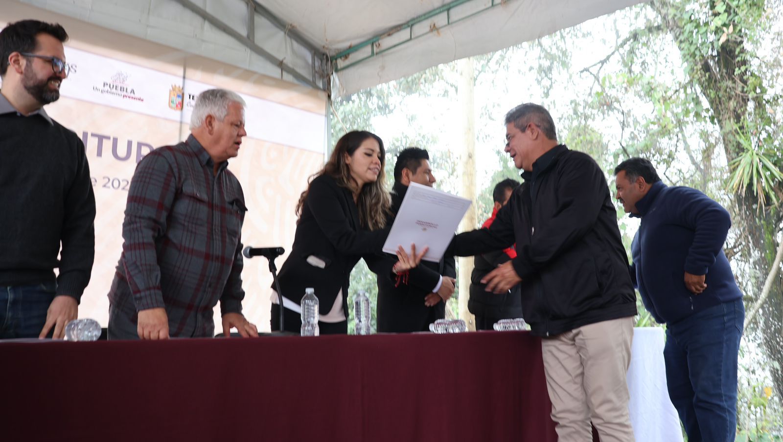 Desde Teziutlán: Carlos Peredo entrega 98 escrituras gratuitas a habitantes del Fraccionamiento “Santa María”