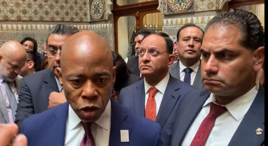 Alcalde de Nueva York pide a autoridades mexicanas inhibir la migración a Estados Unidos