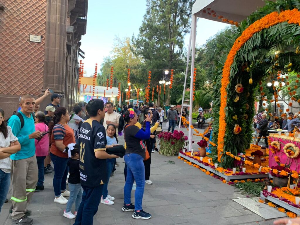 Muestra de altares para disfrute del público en plazas públicas y recintos culturales