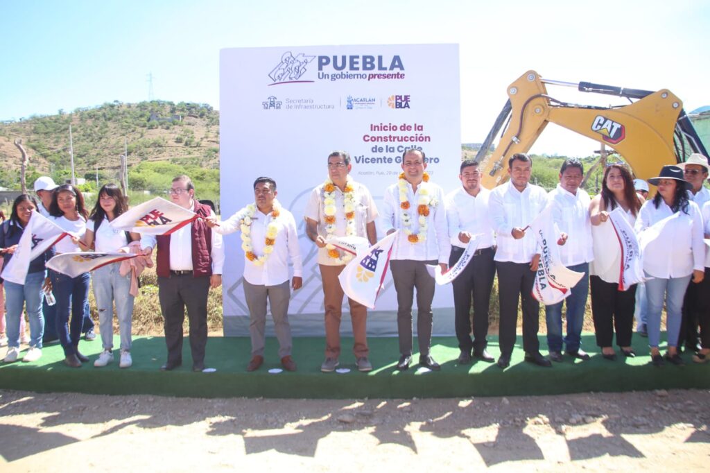 Sergio Salomón inició obras y acudió al informe de Eduardo Castillo en Acatlán