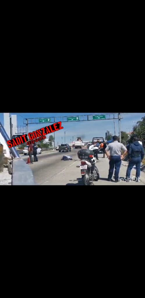 Video desde Puebla: Par de accidentes en el Periférico Ecológico; falleció un motociclista al topar contra unidad de transporte público