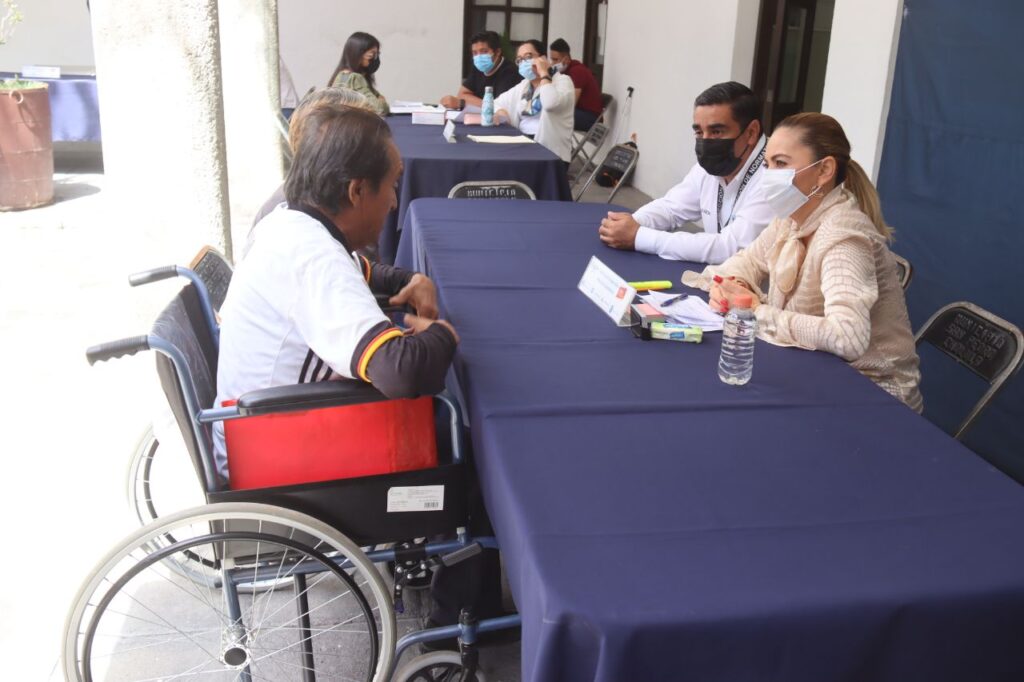 Encabeza Paola Angon martes ciudadano, continúa brindando atención directa a las familias