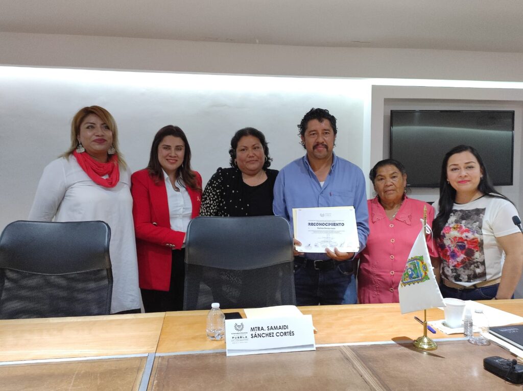 Integrantes de la Comisión de Migración entregan reconocimientos a migrantes poblanos