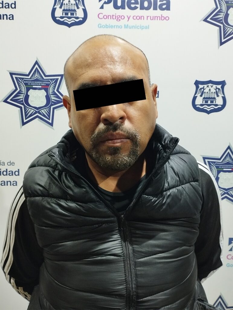 La policía municipal de Puebla detuvo a tres hombres por delitos contra la salud y el posible robo de una camioneta