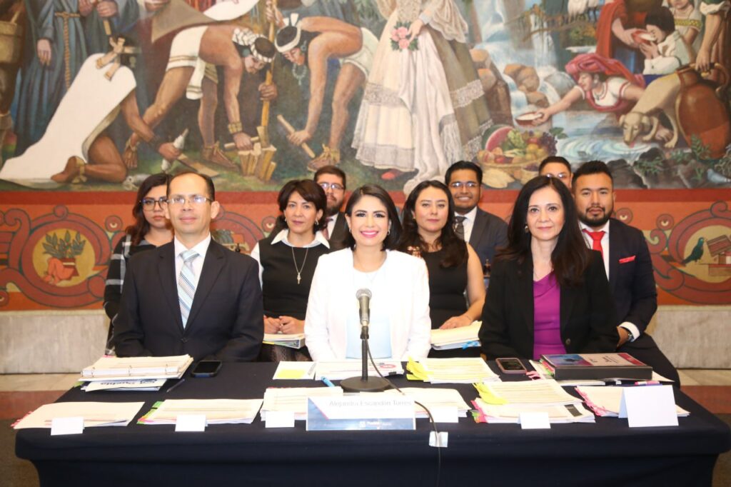 La contralora Alejandra Escandón Torres compareció ante cabildo