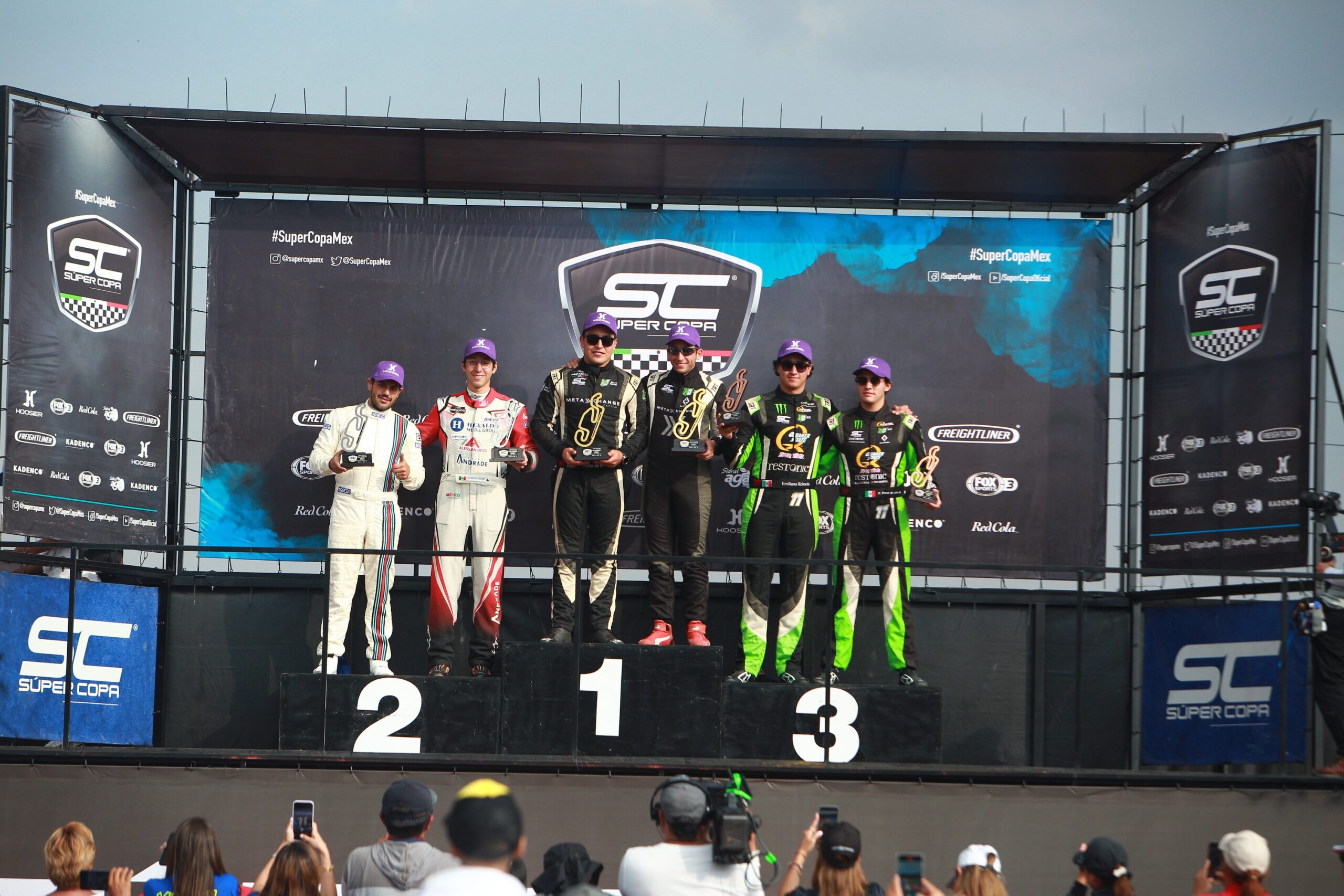 Jorge de la Parra y Jorge Sierra, en lo más alto del podio de la carrera 1 en la GTM PRO 1