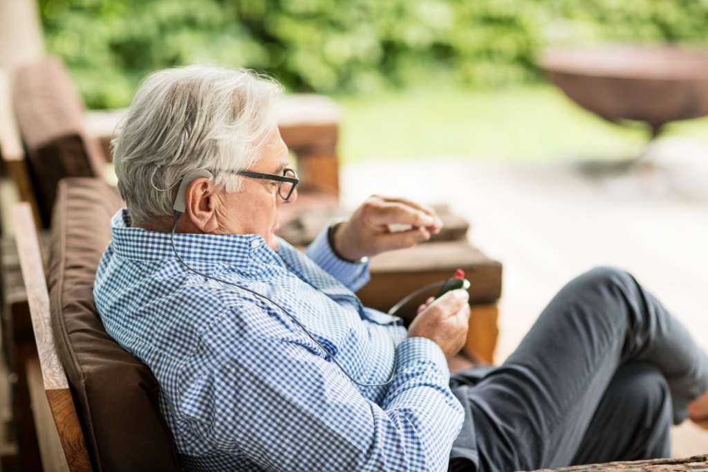 ¿Sabías que hay enfermedades que podrían ser ocasionadas por la pérdida auditiva en los adultos mayores?