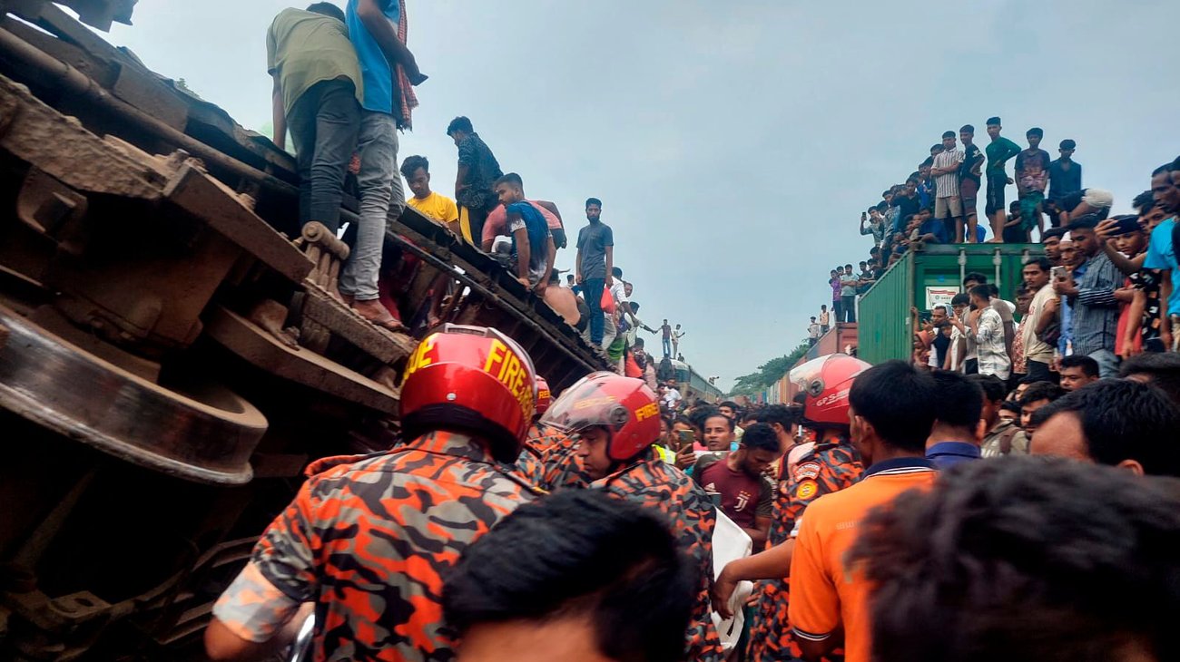 Choque de trenes deja al menos 17 muertos y 100 heridos en Bangladesh