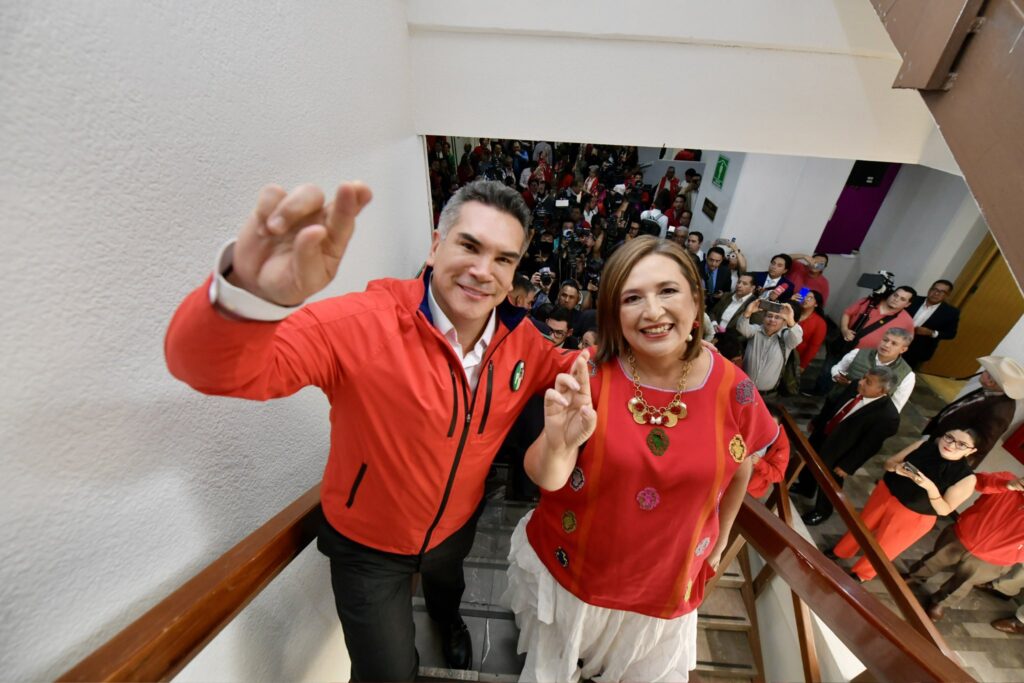 Entrega Xóchitl Gálvez en el PRI su carta de aspiración a la precandidatura a la presidencia