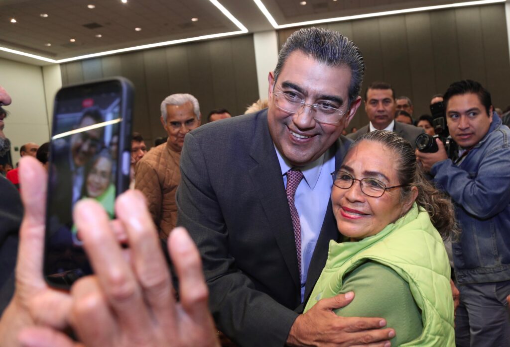 Video desde Puebla: Como reconocimiento a los docentes, Sergio Salomón entregó nombramientos en la SEP