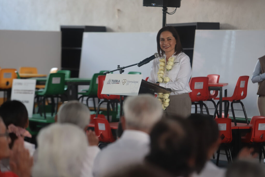 Entrega Gaby Bonilla equipamiento y aparatos rehabilitatorios en la Mixteca poblana