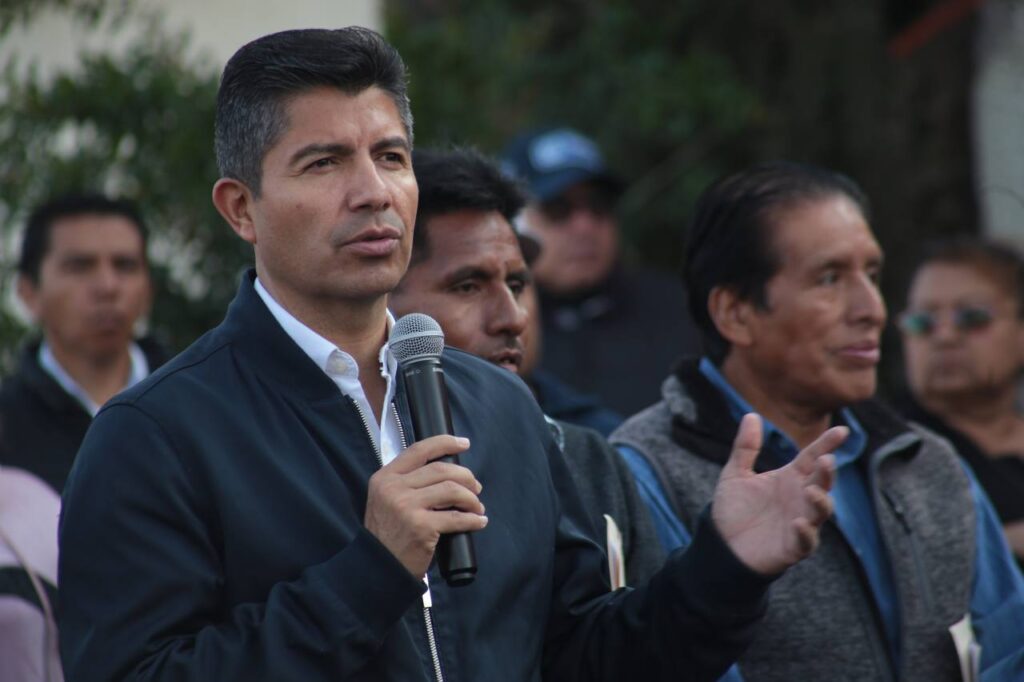 Eduardo Rivera entrega la red pluvial en Santa Catarina