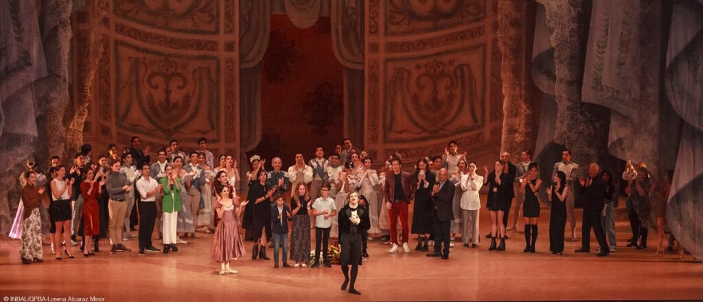 El Inbal entrega reconocimiento al primer bailarín Erick Rodríguez, tras despedirse de la Compañía Nacional de Danza con Onegin