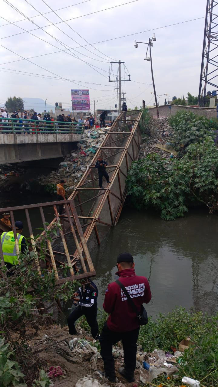 Se desploma puente peatonal en límite entre Neza y Chimalhuacán y cae a canal; reportan varios heridos